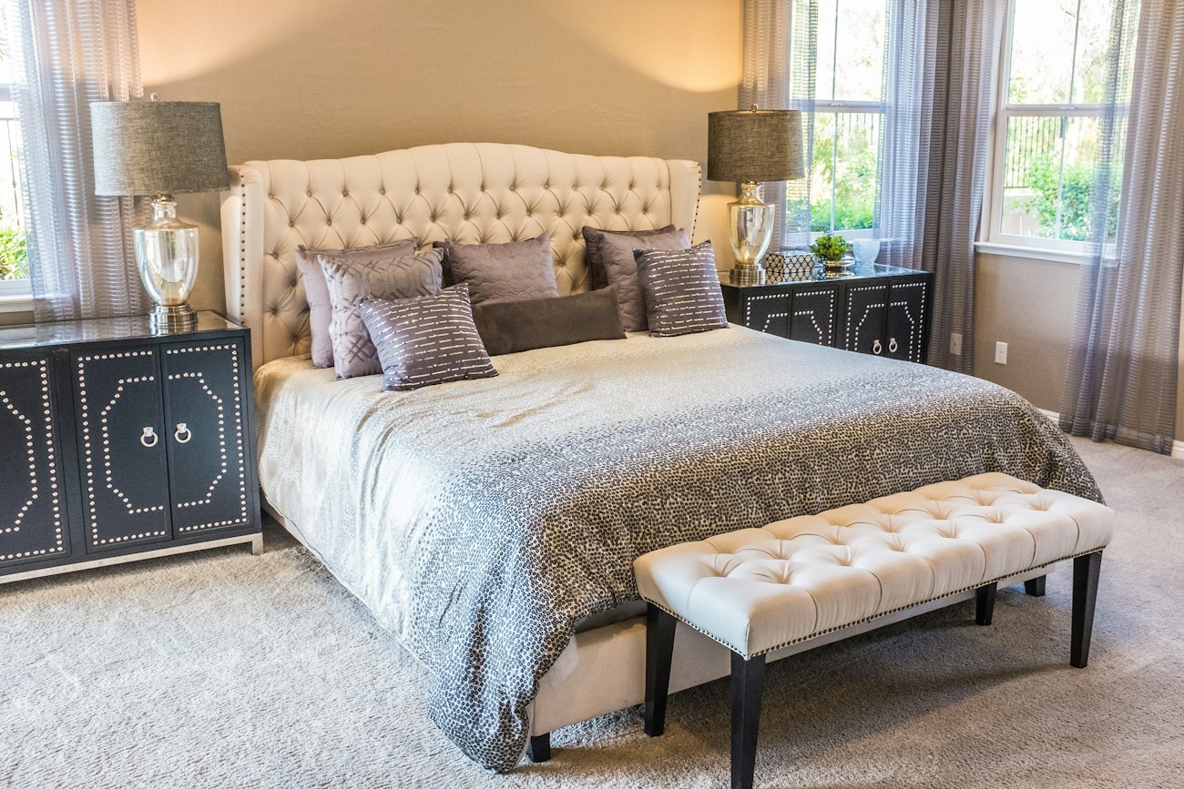 A clean bedroom with carpet